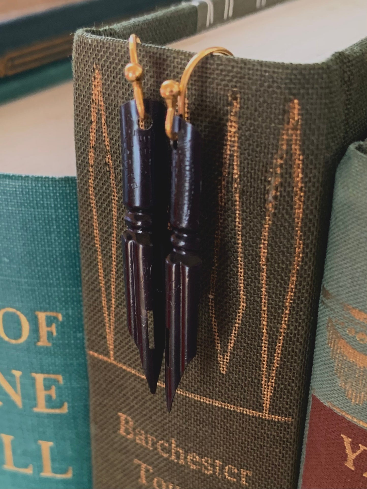 Pendientes góticos negros con punta de pluma francesa y alambres chapados en oro. Adornos oscuros y melancólicos para las orejas de estilo monótono.