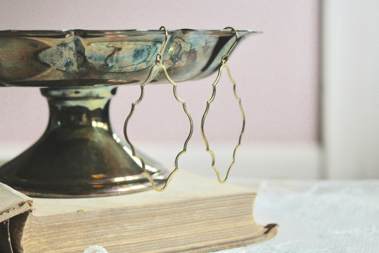 Pendientes delicados y ligeros de latón crudo con forma de vieira, joyería minimalista, pendientes minimalistas, pendientes de latón crudo