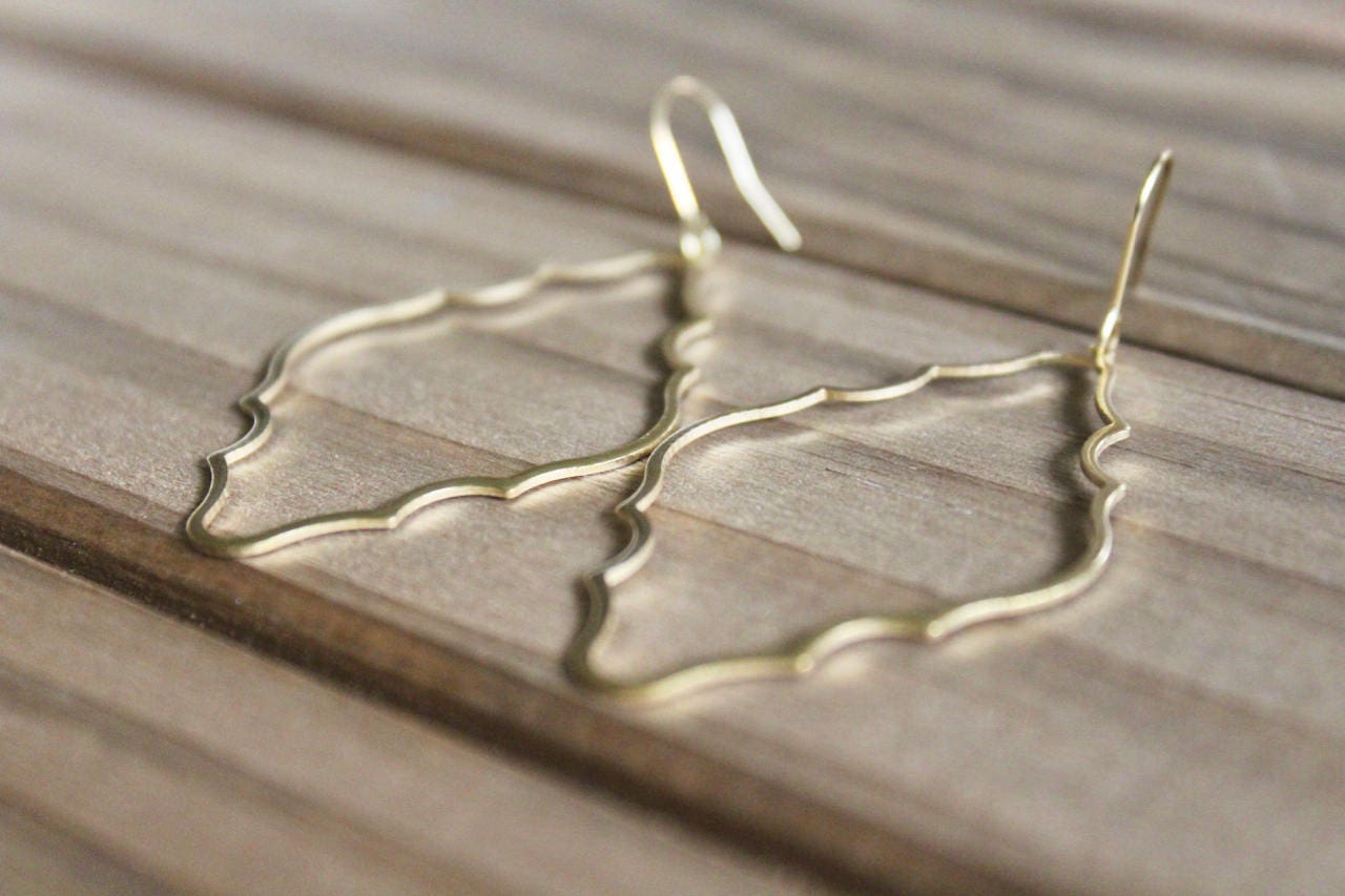 Pendientes delicados y ligeros de latón crudo con forma de vieira, joyería minimalista, pendientes minimalistas, pendientes de latón crudo