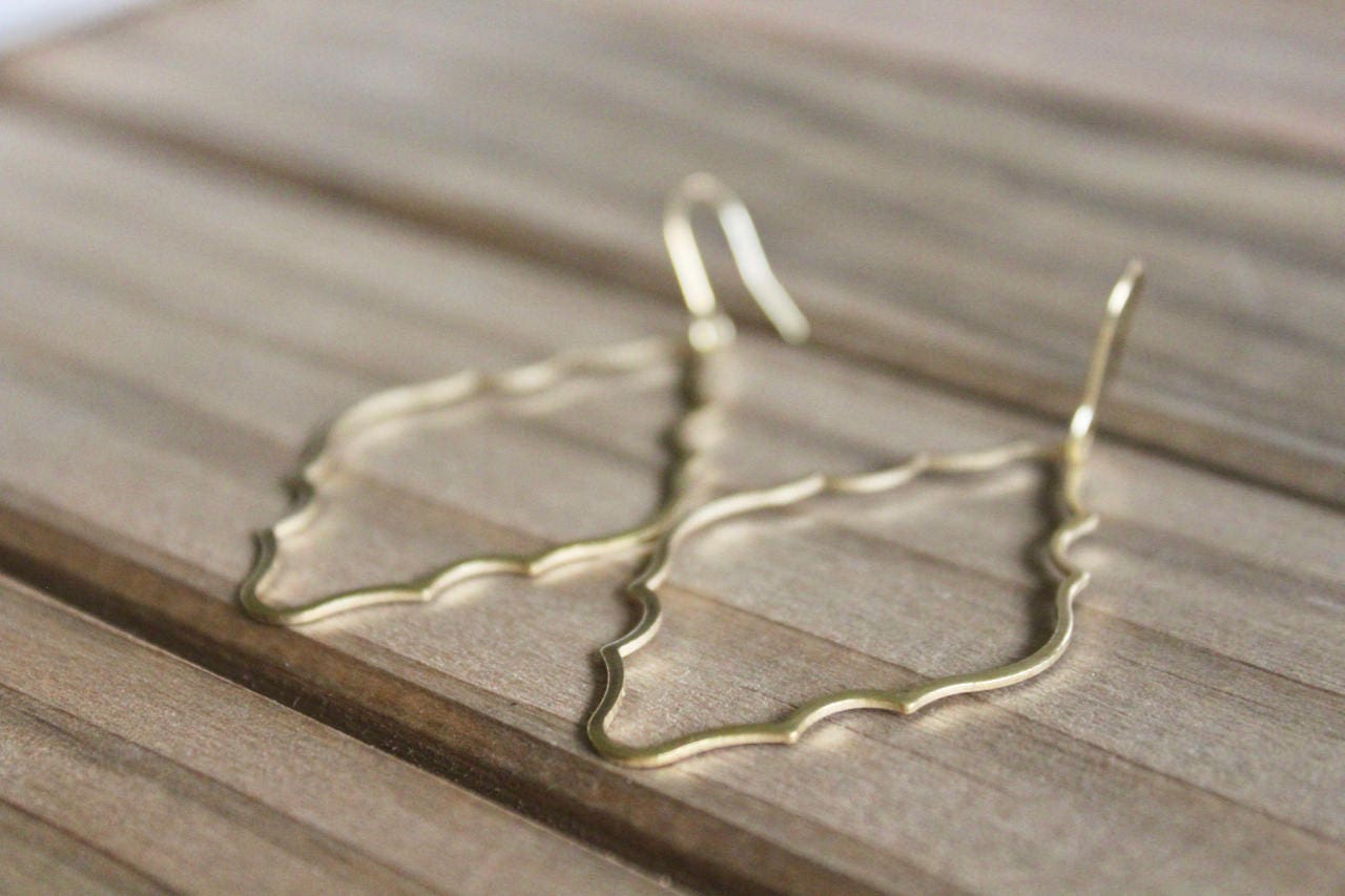 Pendientes delicados y ligeros de latón crudo con forma de vieira, joyería minimalista, pendientes minimalistas, pendientes de latón crudo