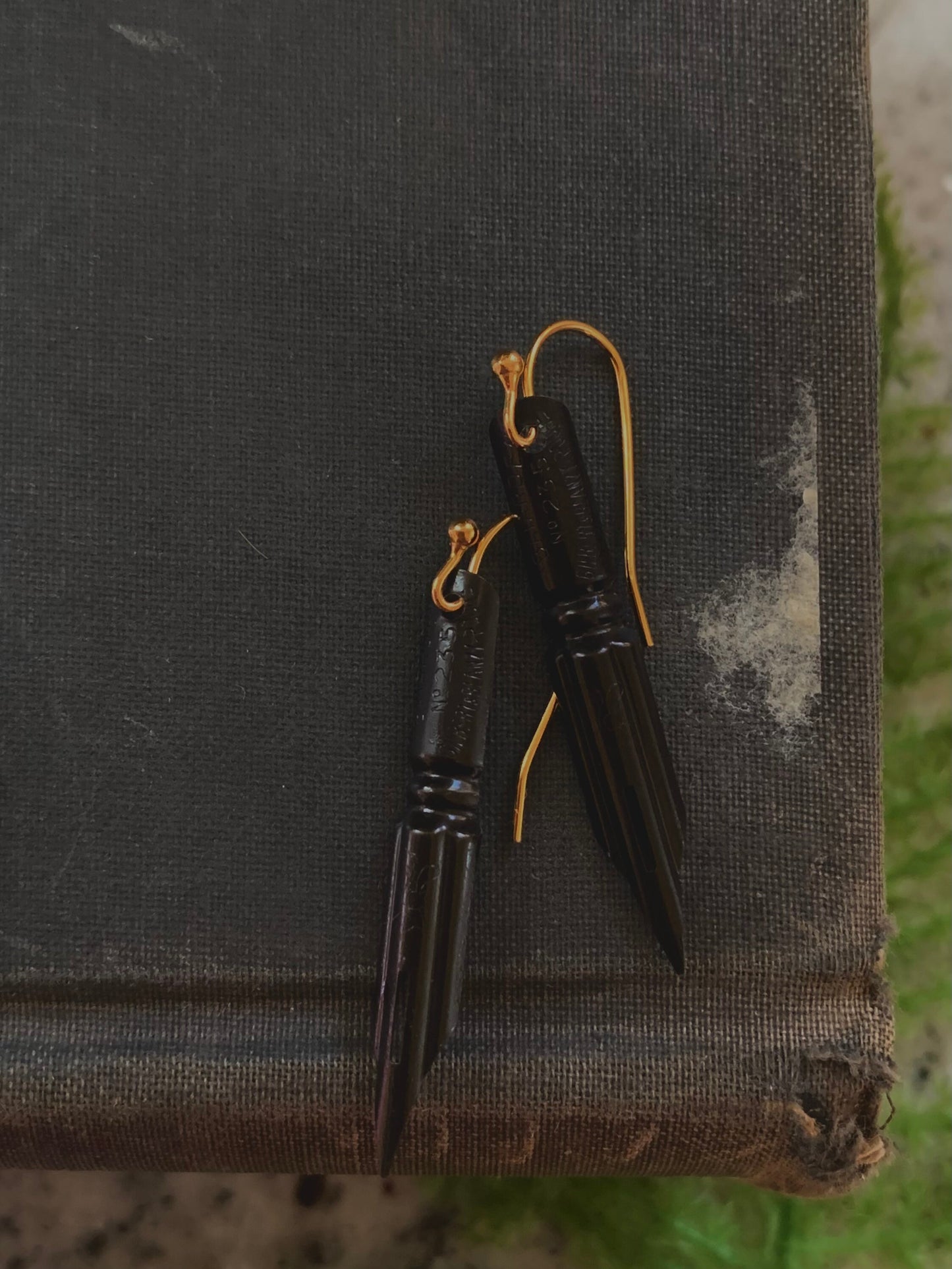 Pendientes góticos negros con punta de pluma francesa y alambres chapados en oro. Adornos oscuros y melancólicos para las orejas de estilo monótono.