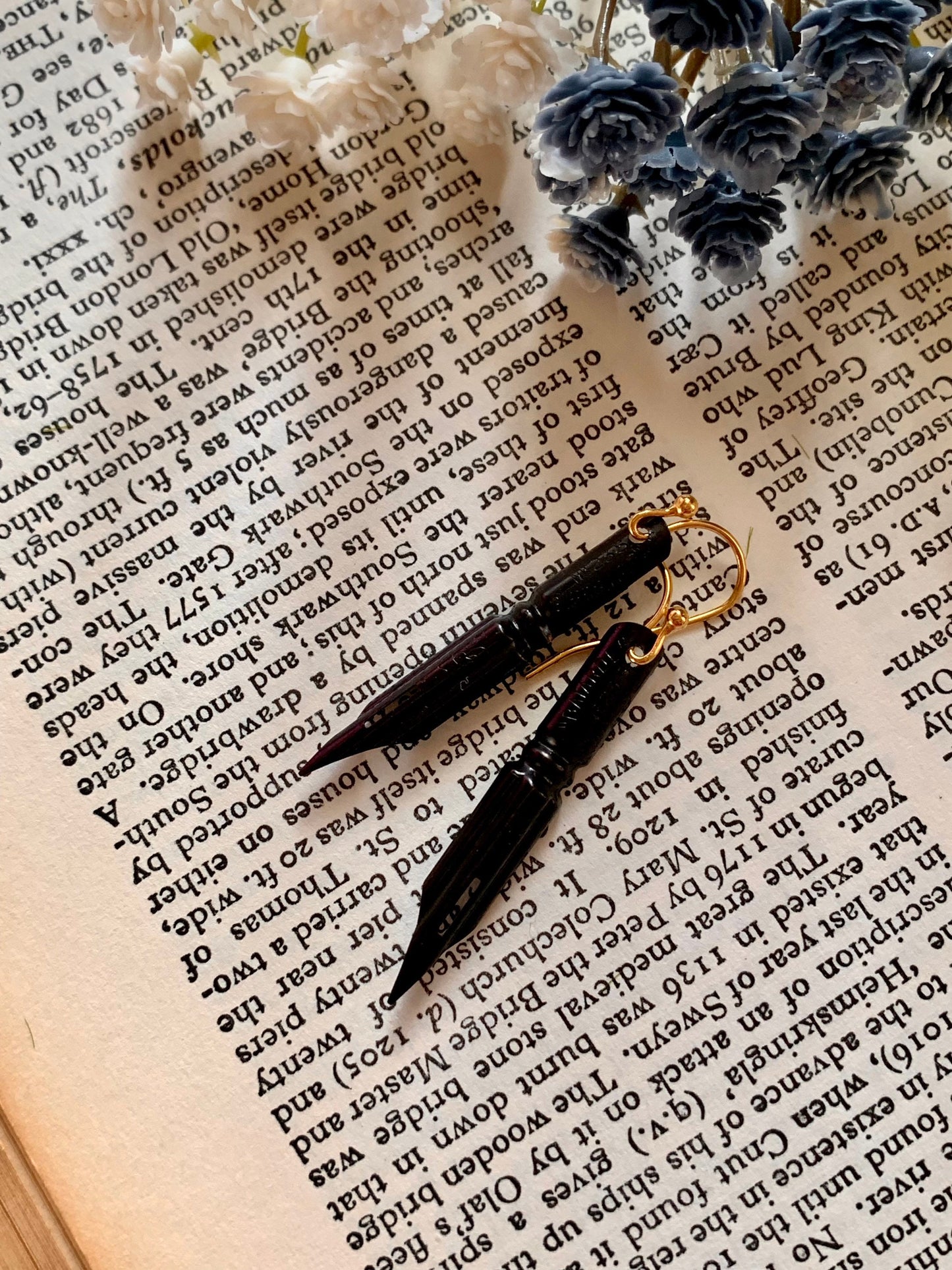 Pendientes góticos negros con punta de pluma francesa y alambres chapados en oro. Adornos oscuros y melancólicos para las orejas de estilo monótono.