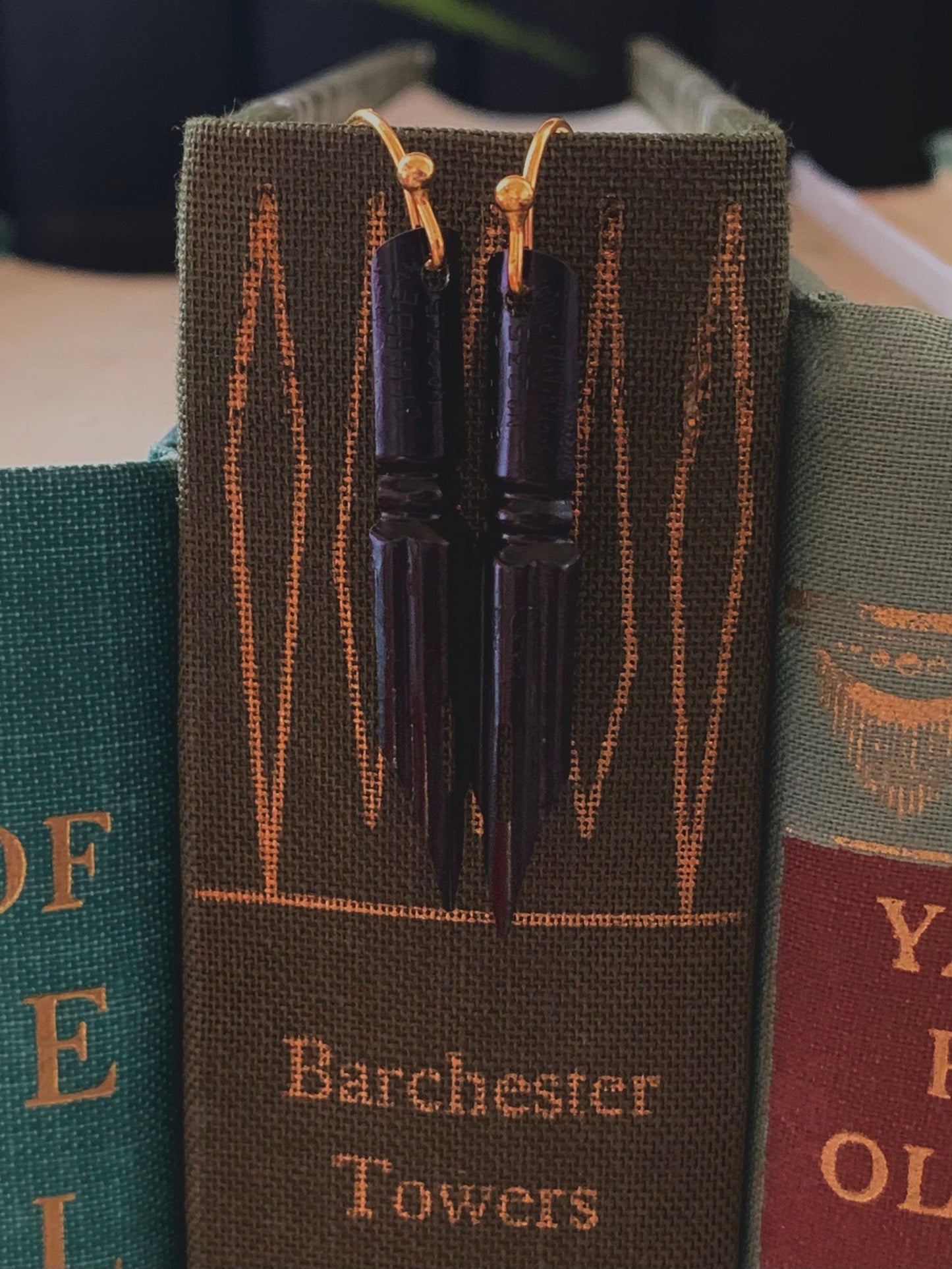 Pendientes góticos negros con punta de pluma francesa y alambres chapados en oro. Adornos oscuros y melancólicos para las orejas de estilo monótono.