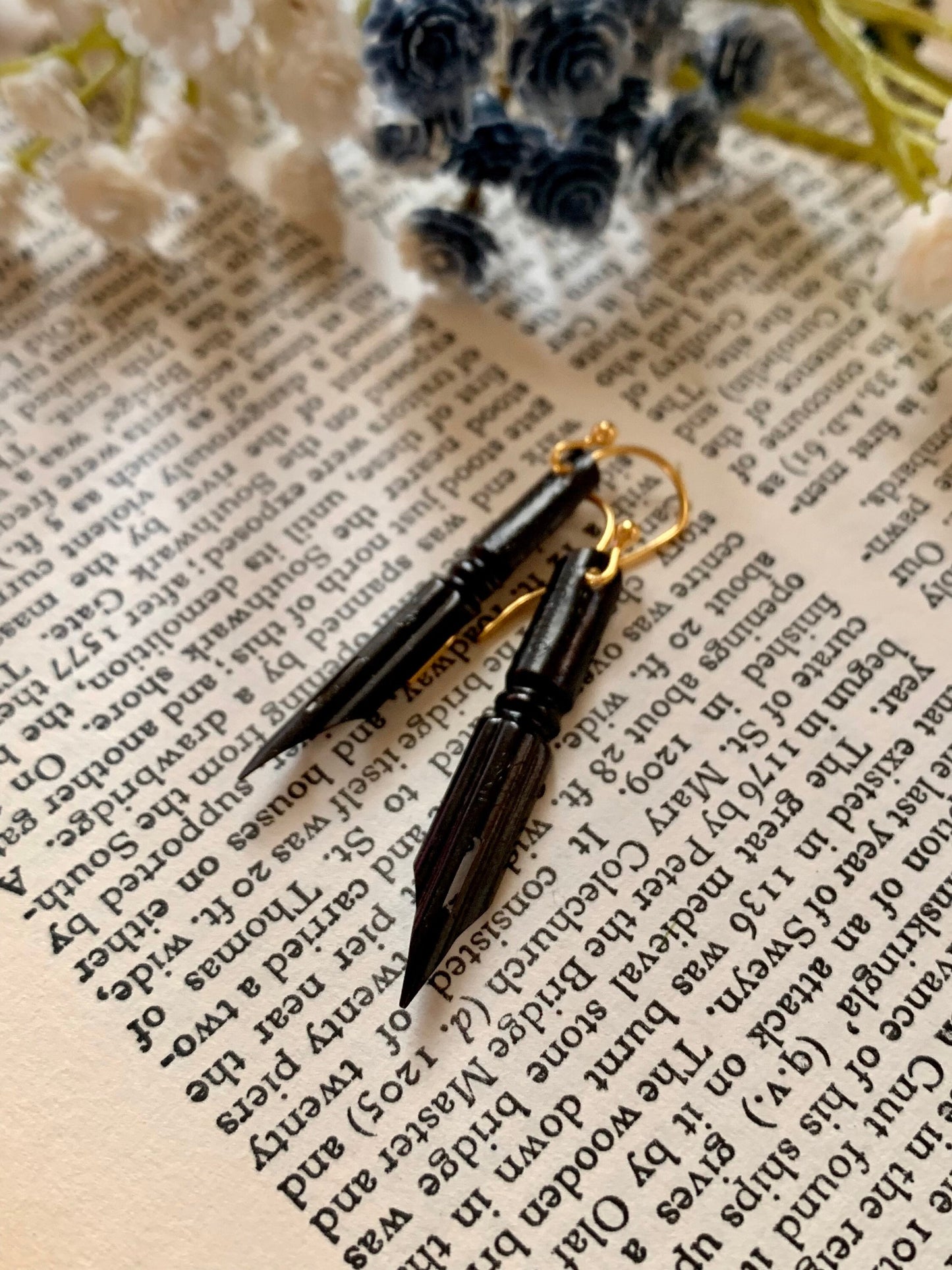 Pendientes góticos negros con punta de pluma francesa y alambres chapados en oro. Adornos oscuros y melancólicos para las orejas de estilo monótono.