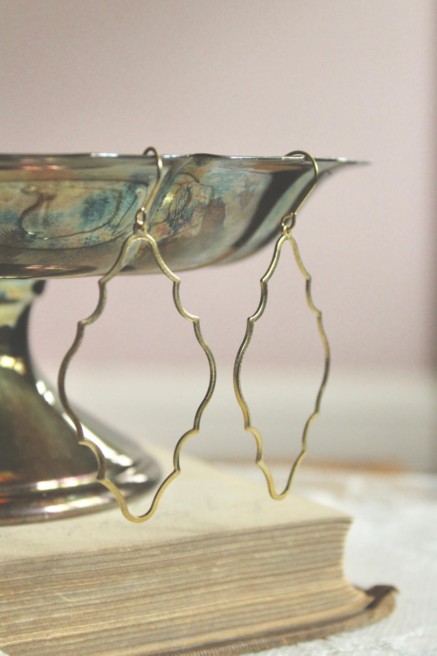 Pendientes delicados y ligeros de latón crudo con forma de vieira, joyería minimalista, pendientes minimalistas, pendientes de latón crudo