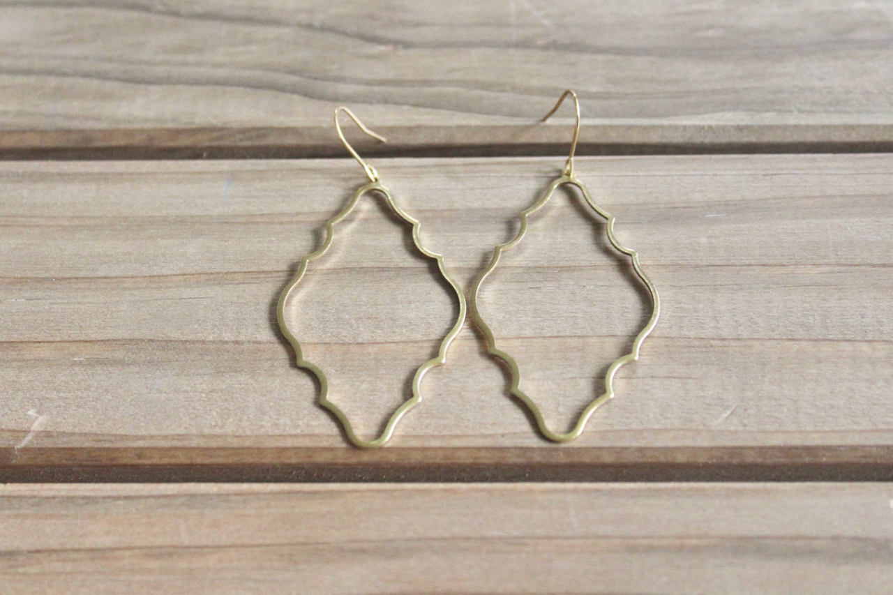 Pendientes delicados y ligeros de latón crudo con forma de vieira, joyería minimalista, pendientes minimalistas, pendientes de latón crudo