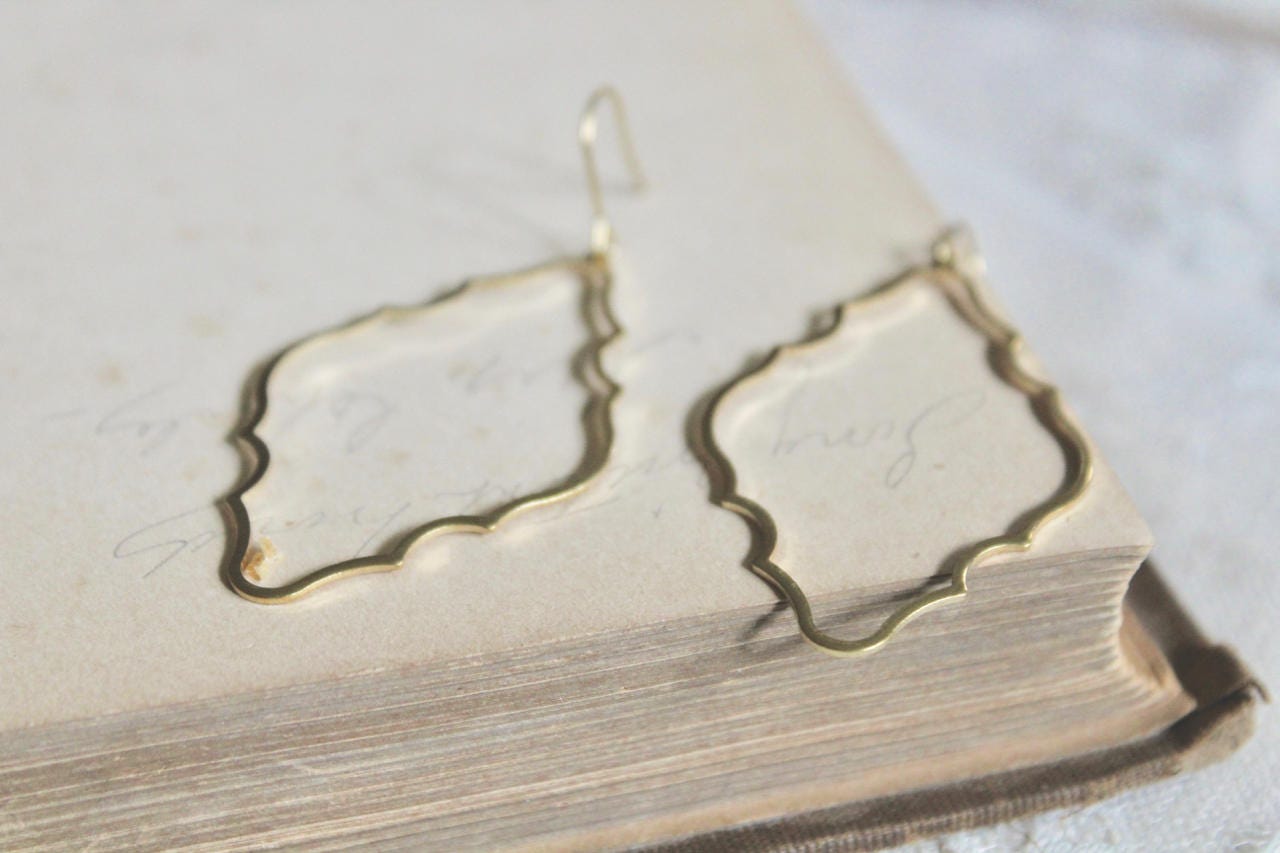 Pendientes delicados y ligeros de latón crudo con forma de vieira, joyería minimalista, pendientes minimalistas, pendientes de latón crudo