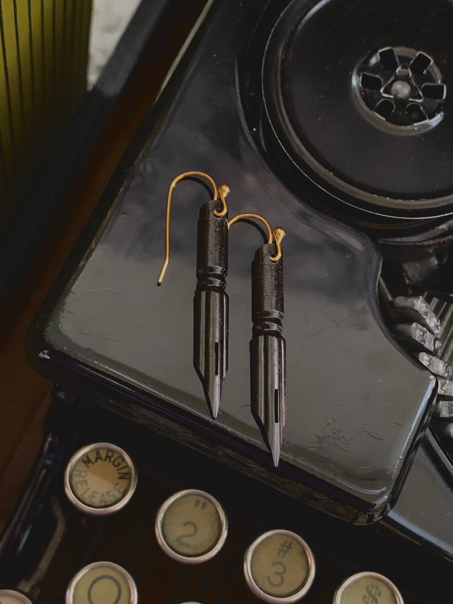 Pendientes góticos negros con punta de pluma francesa y alambres chapados en oro. Adornos oscuros y melancólicos para las orejas de estilo monótono.