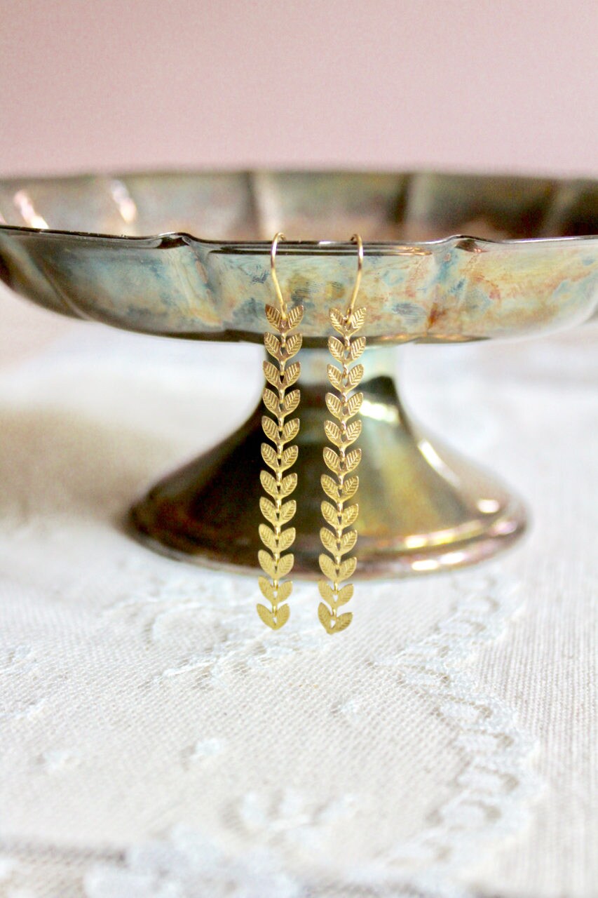 Pendientes colgantes de cadena con diseño de chevron de hojas de latón crudo, estilo bohemio, ligeros, regalo para mamás de plantas, pendientes de enredadera.