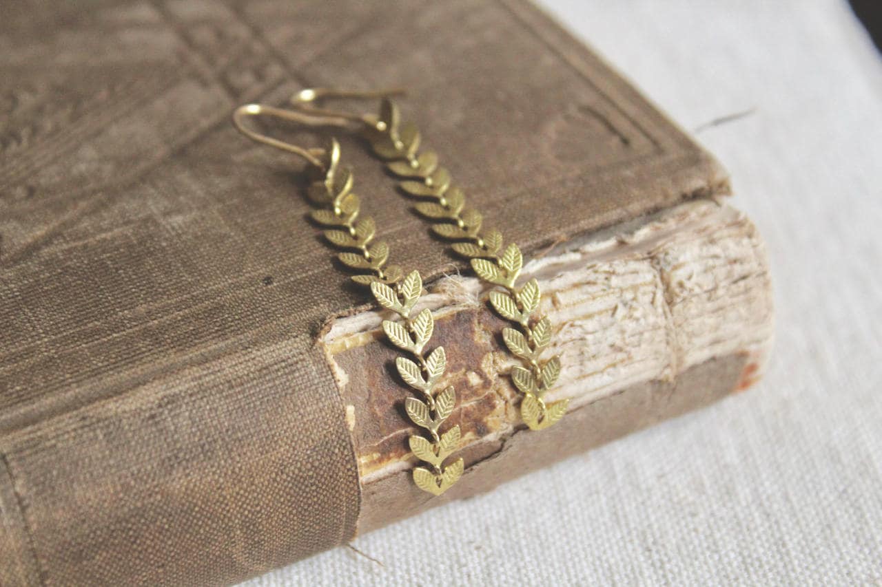 Pendientes colgantes de cadena con diseño de chevron de hojas de latón crudo, estilo bohemio, ligeros, regalo para mamás de plantas, pendientes de enredadera.